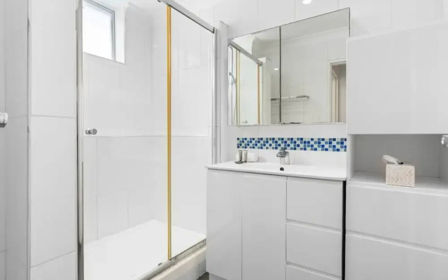 Elegant 2-bed With Balcony by Parks and Amenities
