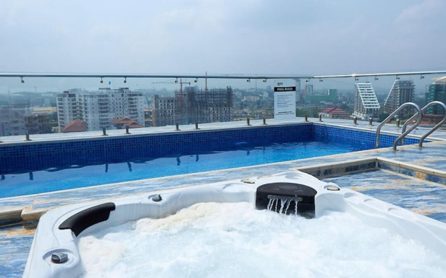 Luxurious 1 Bedroom Apartment with  Pool