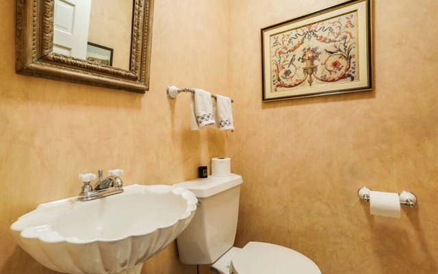 Bedford Big House w Heated Pool & Hot Tub on 4 Acres! Perfect Place to Social Distance and Stay Safe. Super-host Support, Check out our Reviews!