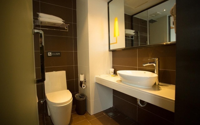 IU Hotel Guiyang North Station Century City Convention and Exhibition Center – Bathroom – Guiyang