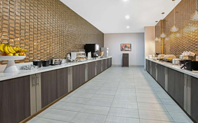 La Quinta Inn & Suites by Wyndham DFW West-Glade-Parks