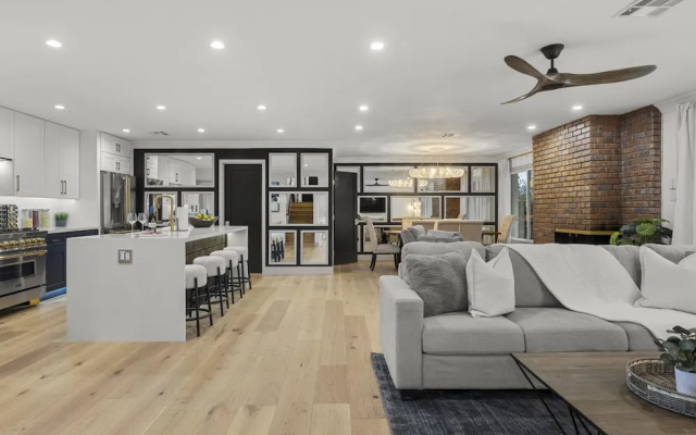 Valley View Chic Home w Backyard Oasis