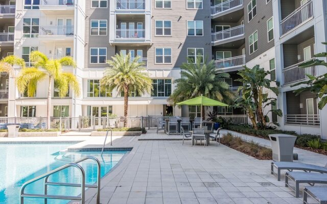SoHo 1 BR with Balcony by Frontdesk
