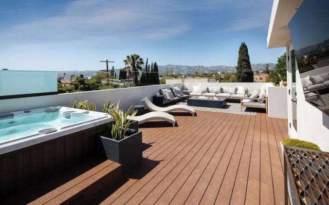 Elegant Melrose Home w Pool and Private Rooftop