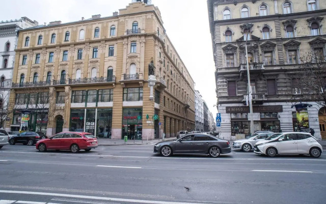 Very central spacious AC apartment