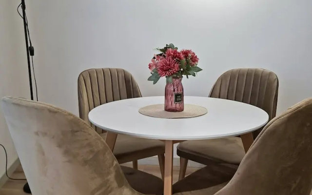 19th Floor Luxury Condo With Pool, spa & Parking