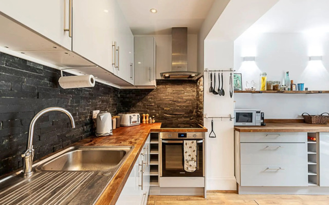 Cosy and Modern Battersea Home