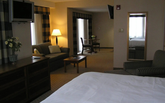 Holiday Inn Express & Suites Riverhead - Long Island by IHG