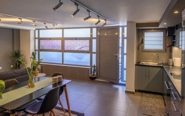 Gazi Metro APT Urban Balcony Oasis