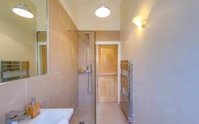 Spacious 3BR Apt moments from the Meadows & Old Town