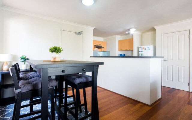 Roomy & Light-filled Apartment, Central Location