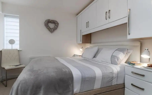 Modern Apartment in Deganwy With Parking