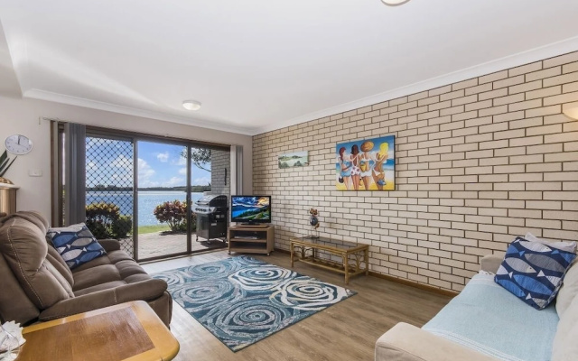 Peninsula Court 6
