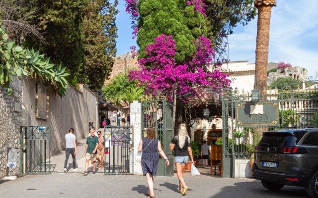 Central Apartment in Taormina Near the Sea