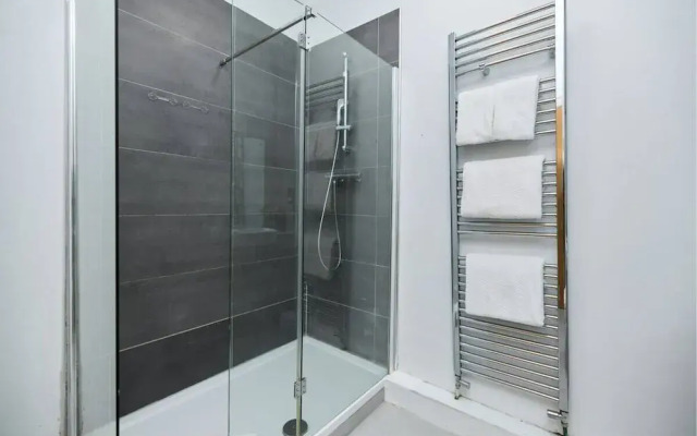The Spitalfields Beauty - Bright 2bdr Flat