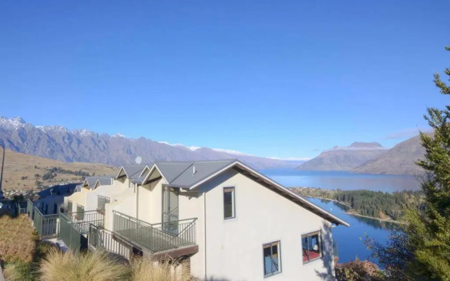 Modern 3 bedroom with stunning postcard views!