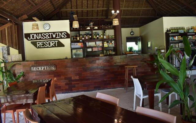 Jonas & Twins Resort