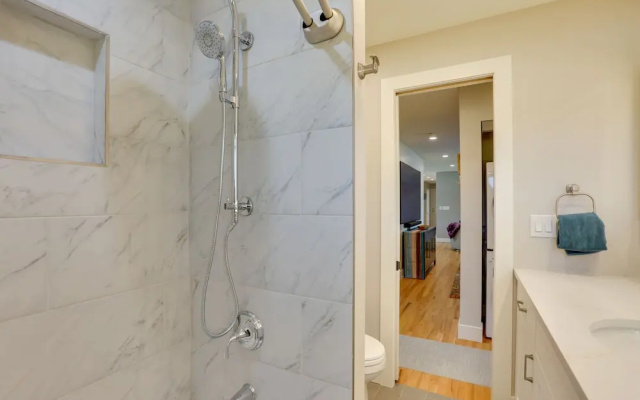 Private Hot Tub & Sauna: Saulsbury Guest House