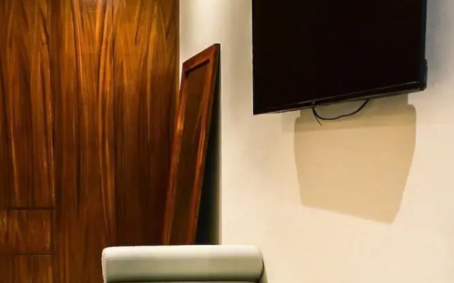 Luxury One BR Apartment With Shared Pool Gym