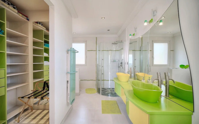 HAVRE DE PAIX" 5 étoiles Prestige jacuzzi, hammam, sauna, PISCINE chauffée Mougins Cannes Grasse