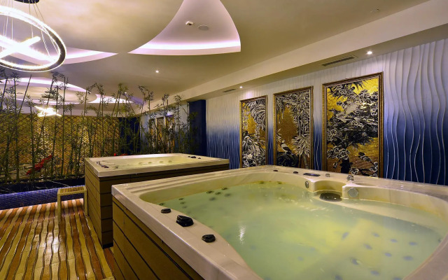 Azura Deluxe Resort & Spa