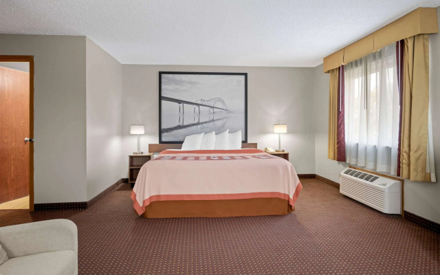 Super 8 by Wyndham Waverly