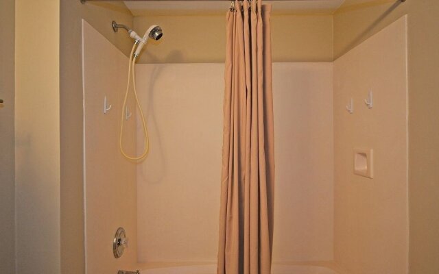 The Gem - 3 Br condo by RedAwning