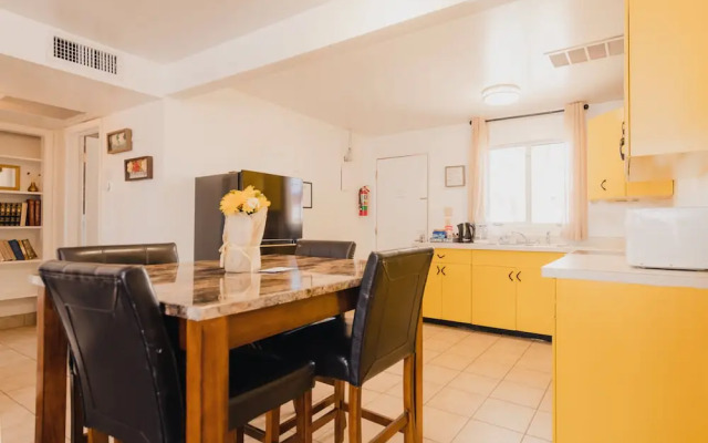 1 or 3 Bedroom Apartment with Full Kitchen
