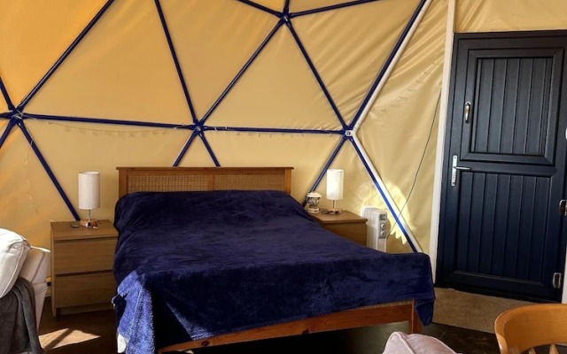 Geodome Glamping With sea Views Near Pendine