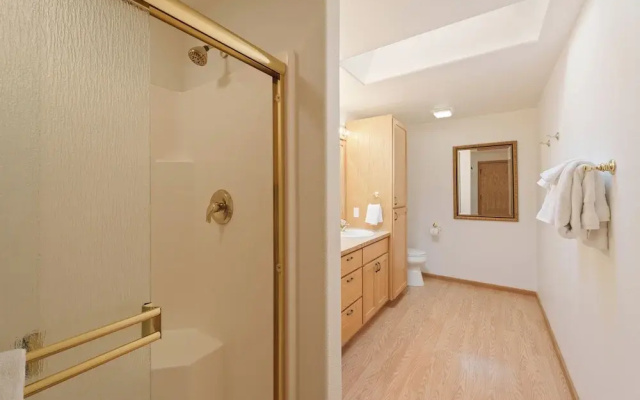 Charming Hot Tub Home Near Sharc