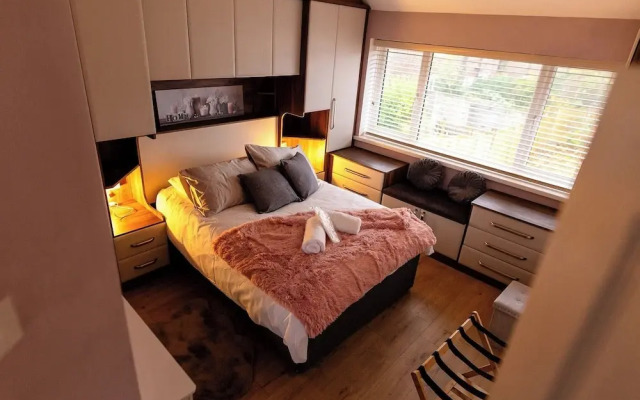 Sleeps 5 - Free Parking - Near Airport & City