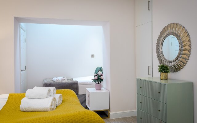 Designer 2-bed 2-bath Apartment With a Garden
