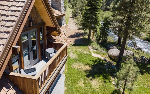 Hunter by AvantStay | Riverfront Cabin w/ Prvt Cottage | 10Mins from Squaw