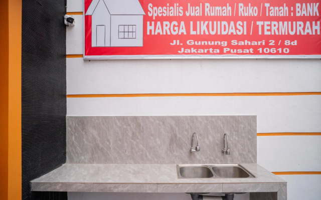 RedDoorz near Stasiun Senen