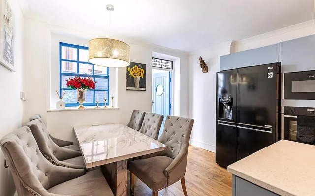 Spacious 4-bed House Near Liverpool St