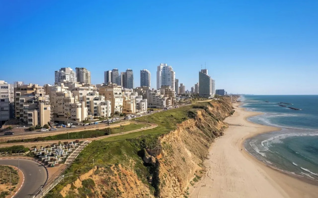 Netanya Beach Pool Studio by Sea N' Rent