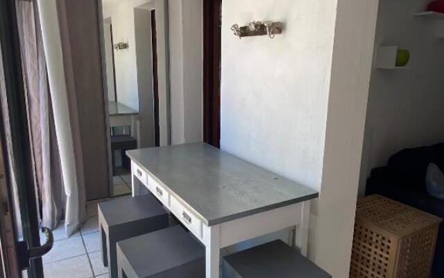 Logement entier T2 climatisé, parking gratuit, jardin, mer