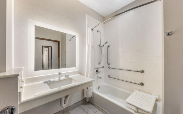 Best Western Green Oaks Inn & Suites