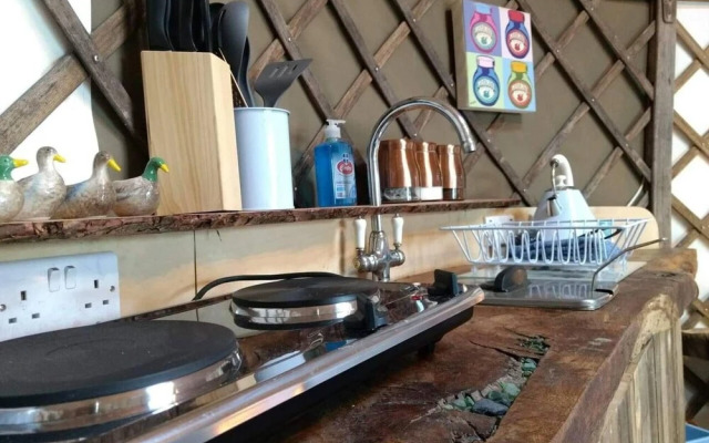 Bembridge Harbour Yurt - Log Burner - Wifi