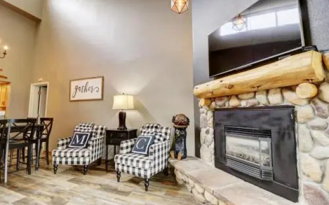 Large, Welcoming Condo With Incredible Views - WL406 by Redawning