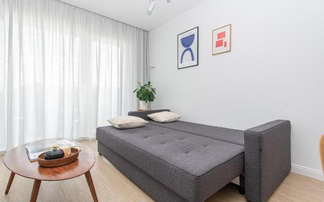 New Modern Apt with Garage Parking, Balcony, by Cohost