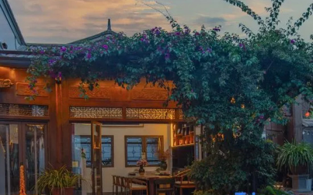 Bashilai Inn (Lijiang Ancient City Mufu Branch)