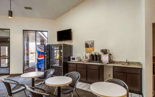 Motel 6 Saukville, WI