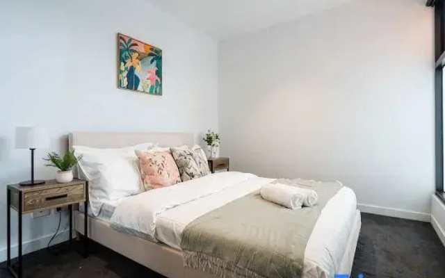 Modern 2BR Apartment with Smart TV and Views