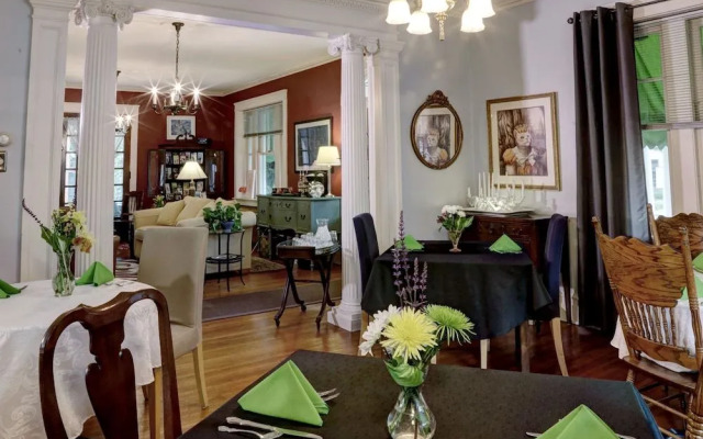 Olde Square Inn Bed and Breakfast