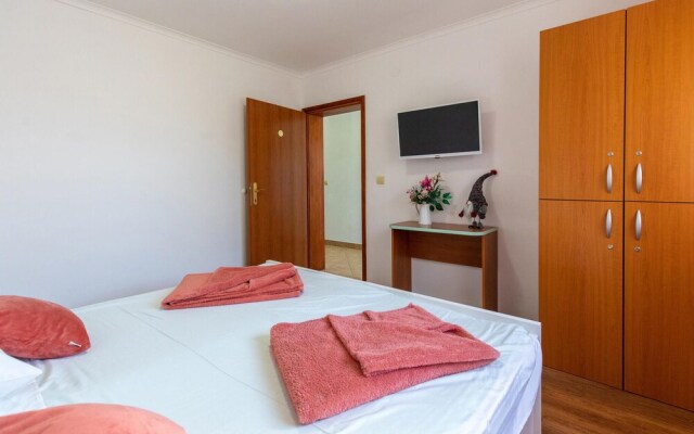 Nice Apartment in Ploce With Wifi and 5 Bedrooms