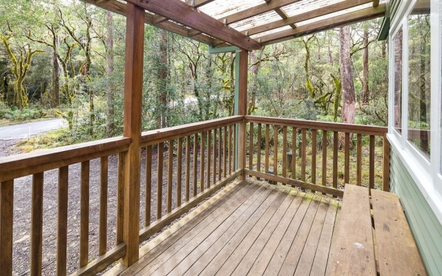 Toms Cabin – Outside – Comara