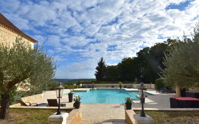 Lavish Villa on An Exclusive Estate in Liorac-Sur-Louyre with Pool