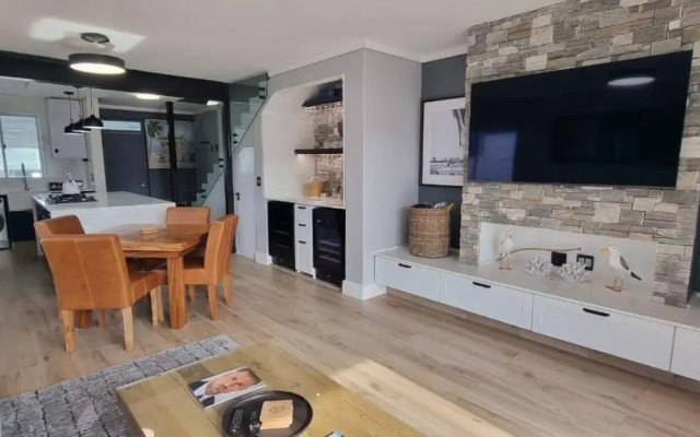 Waterfront New Listng - 8 South Quay -