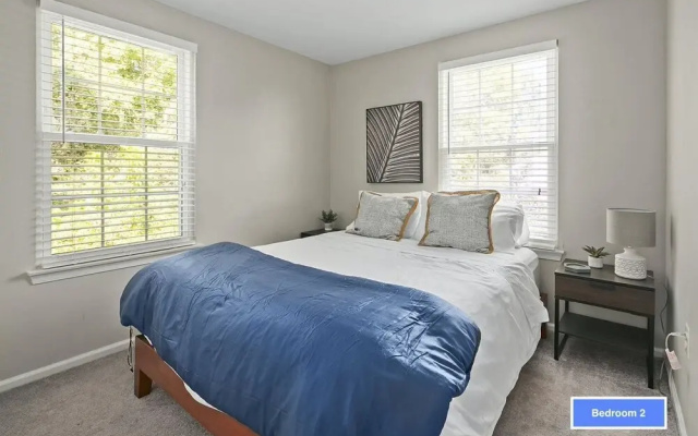 Top Rated Townhome - Largest Corner Unit With Patio, Deck, Basement, and new Luxury Mattresses! Self Checkin. Super Host Support!